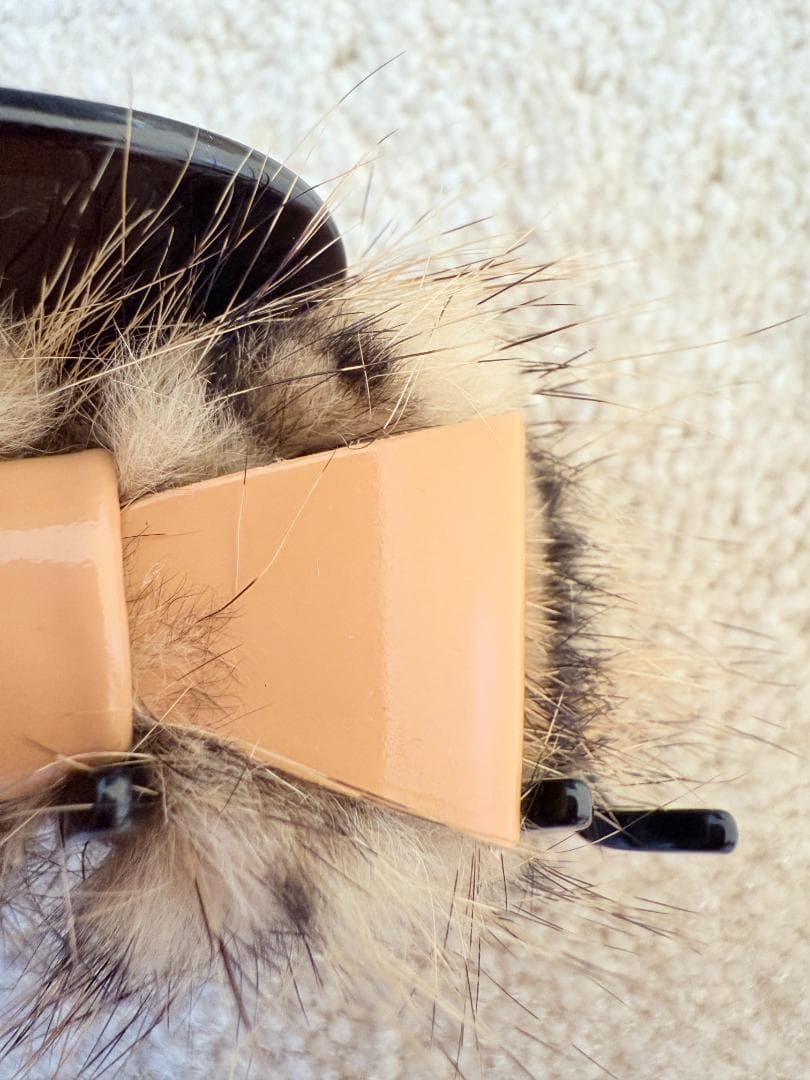 アレクサンドル ドゥ パリ ファー×リボンデザインのヘアクリップ