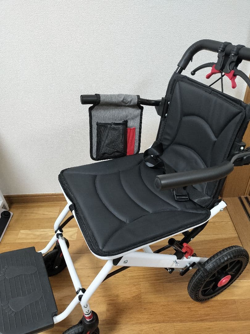 黒い介助用車椅子 折りたたみ式