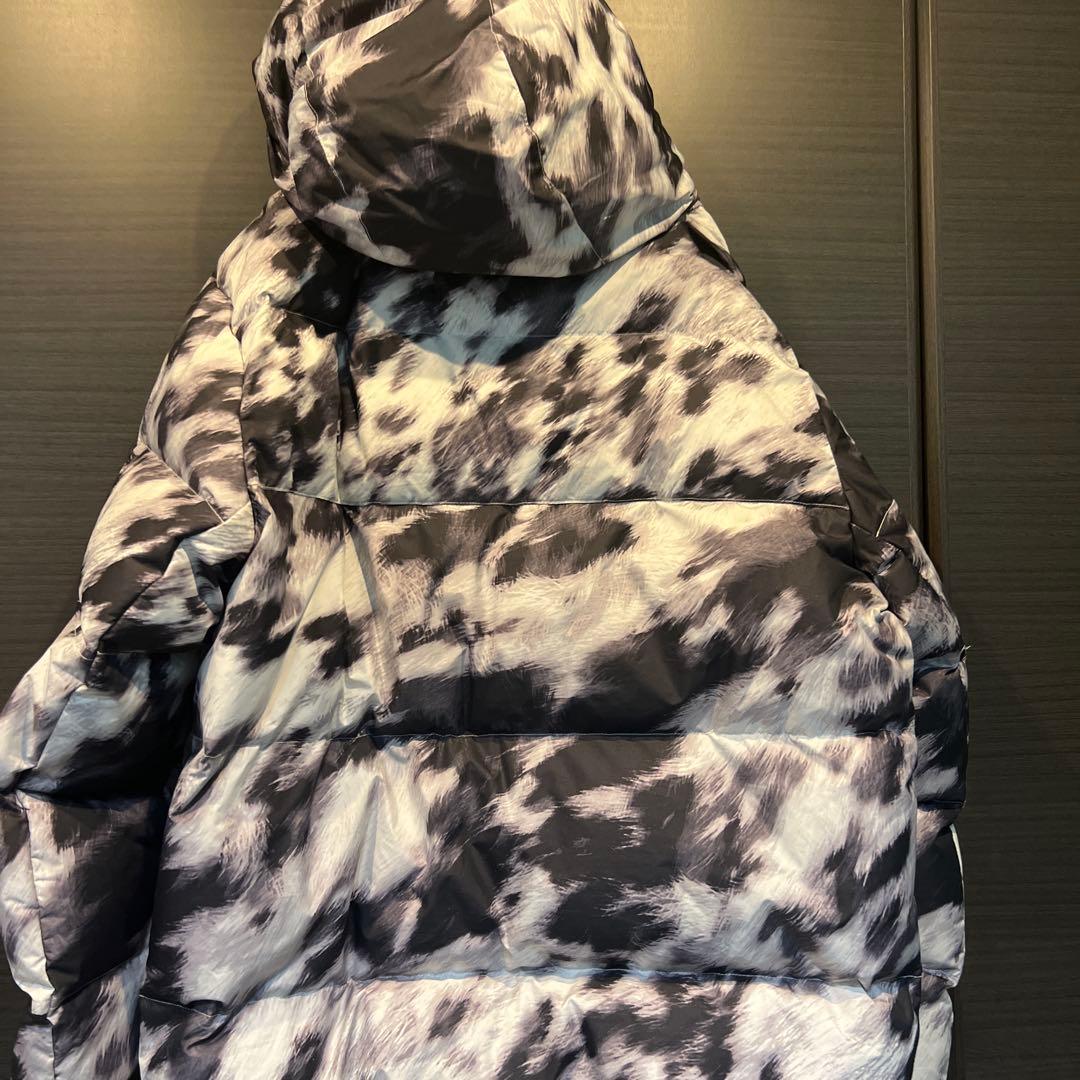 Nike ダウンジャケット 白黒タイダイ柄 フード付き 短丈ダウン