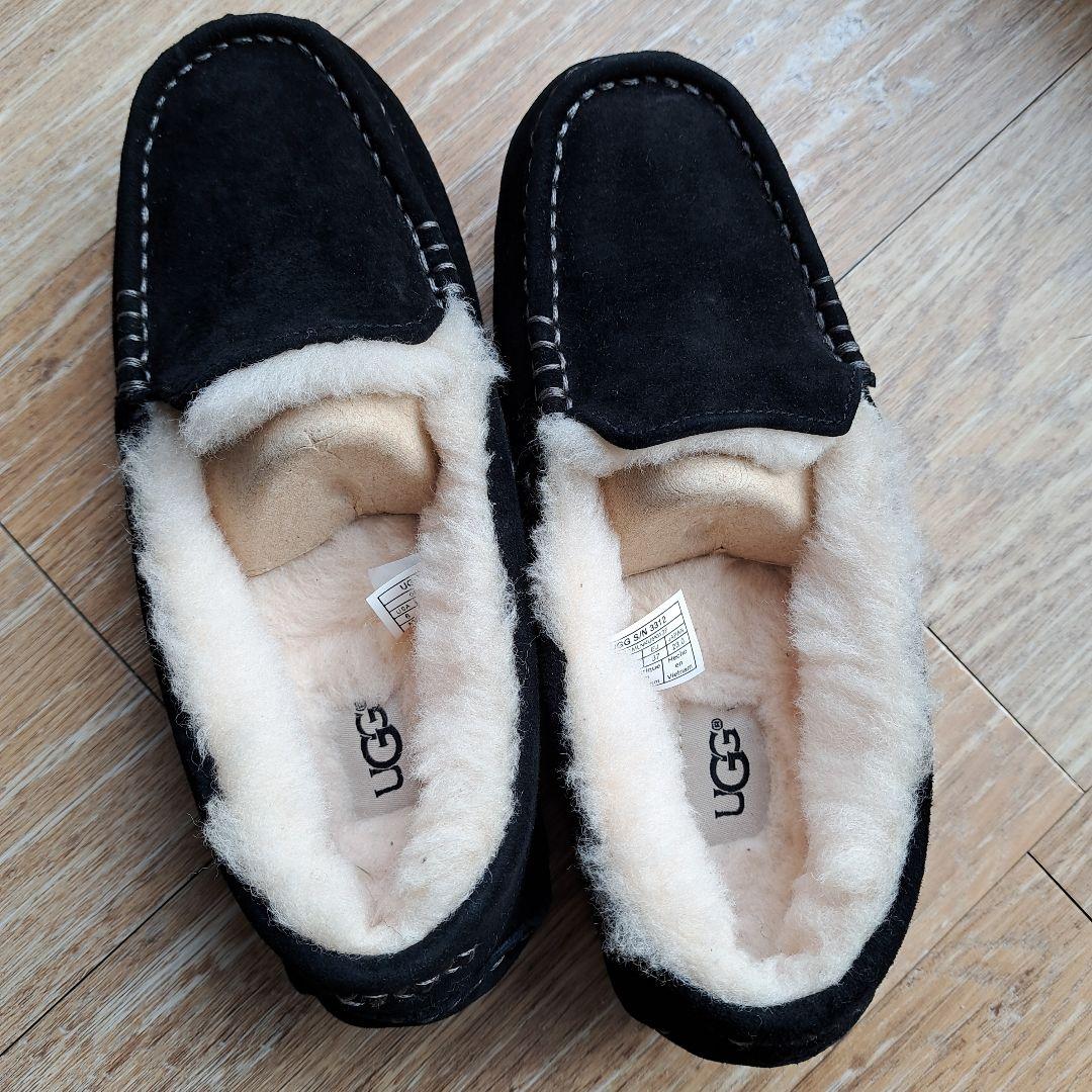 新品、未使用 UGG 黒 スエード モカシン