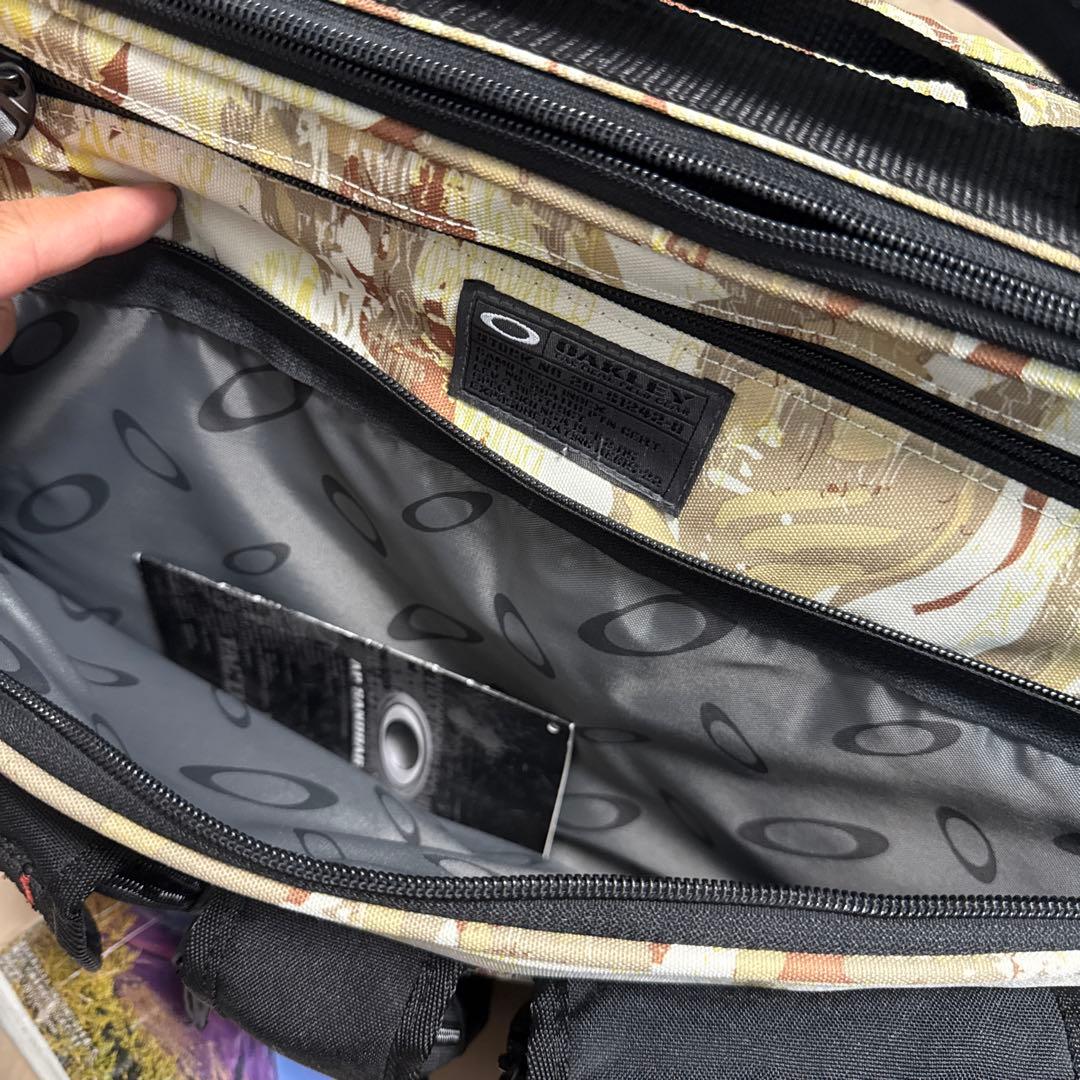 【希少】オークリー　迷彩　カモフラ　ビジネスバッグ　2way 多収納PCバック