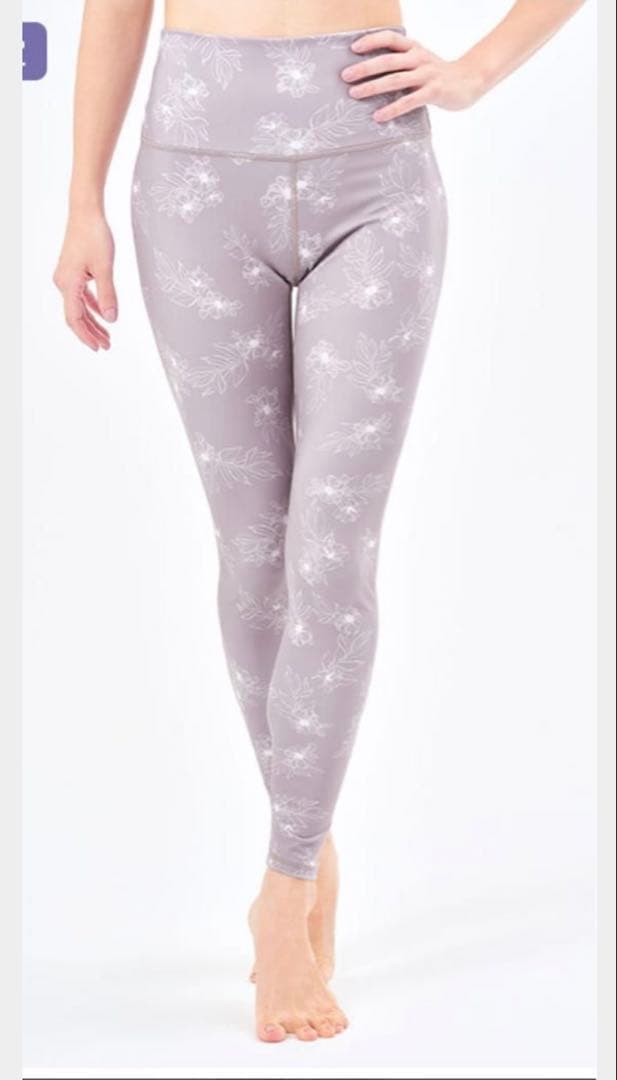 LAVA SUKALAフラワープリントカバータンクトップ　レギンスセット