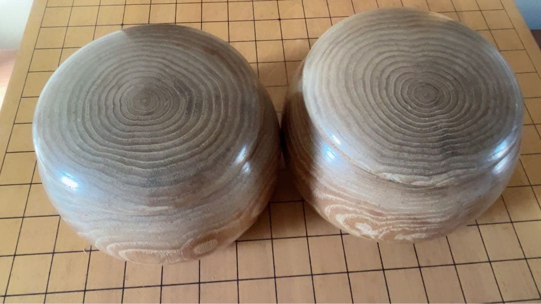 木製囲碁盤 へそ　脚付け　蛤碁石　那智黒石セット 白182 黒175