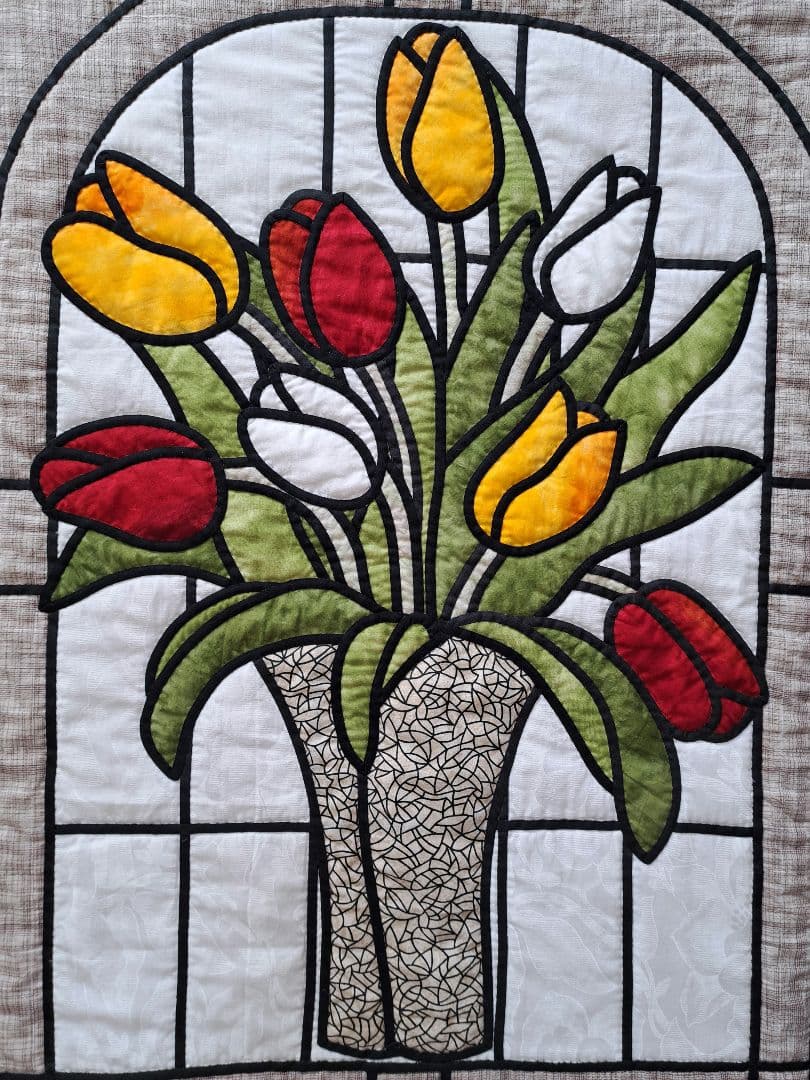 ハンドメイド　パッチワークタペストリー(ステンドグラス調チューリップ)