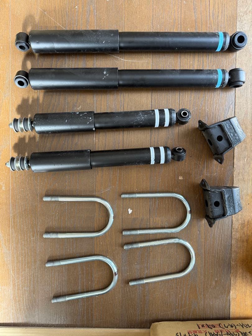 n*9様 大阪引取可能　ハイエース　ダークプライムs ショック　サス　サスペンシ