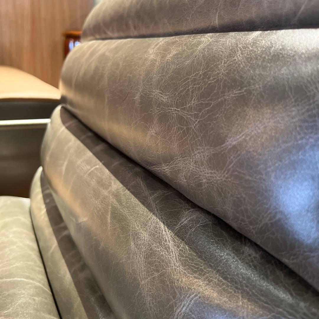 グレーレザーアームチェア　イルカの灰色