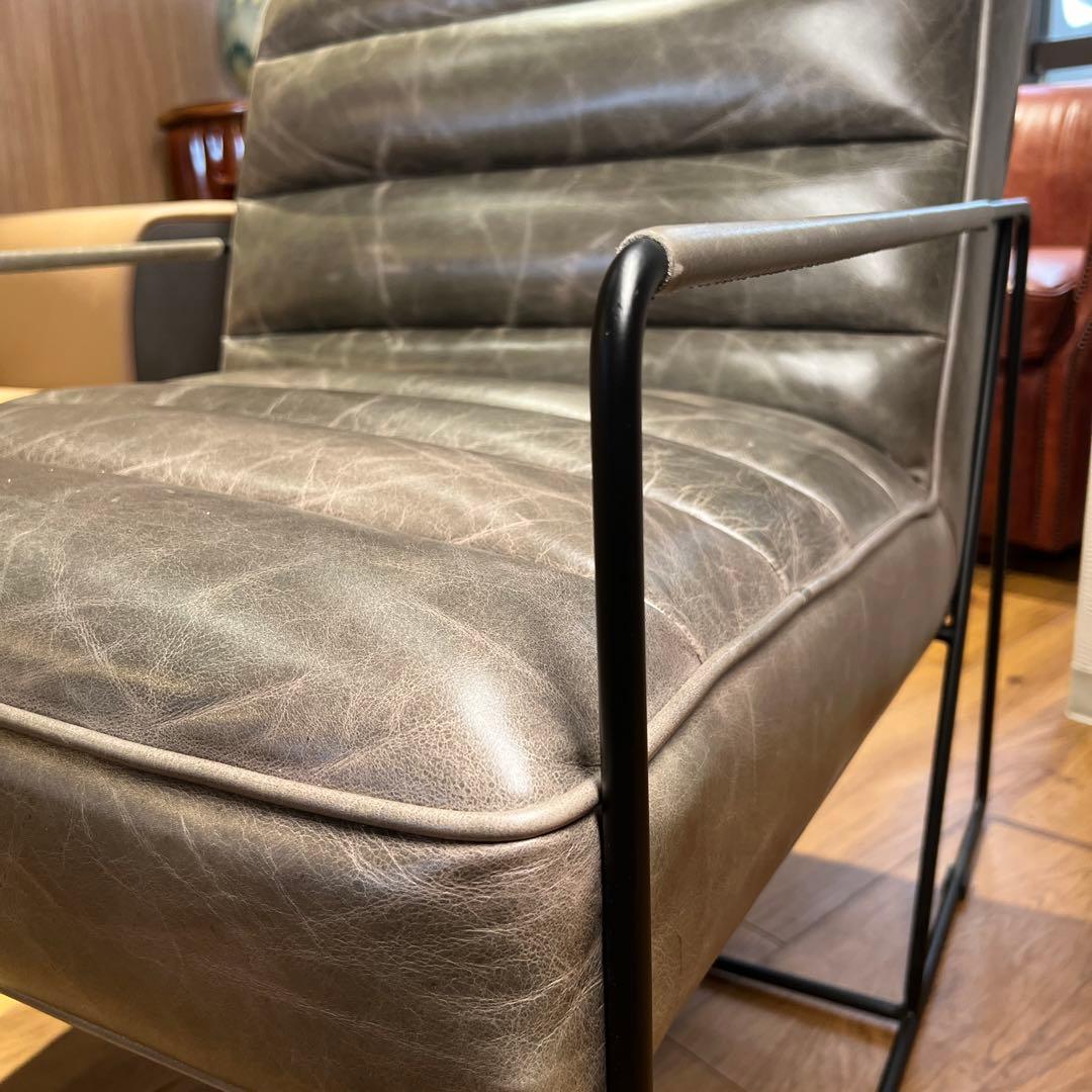 グレーレザーアームチェア　イルカの灰色