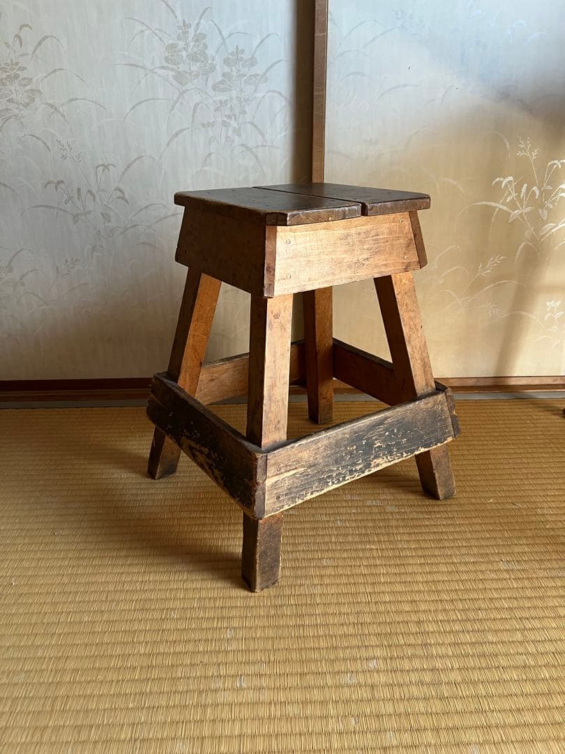 アンティークチェア　無垢材　木製　昭和レトロな学校の椅子　スツール　花台