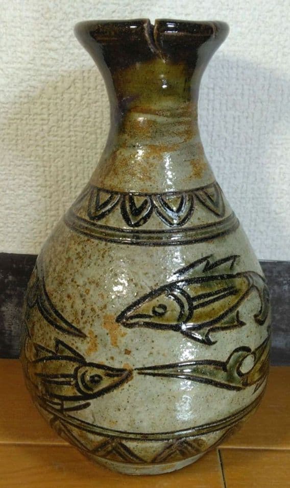 人間国宝 金城次郎 魚紋花瓶 栞 共箱 壷屋焼 やちむん 魚6匹彫文 蓮弁彫文