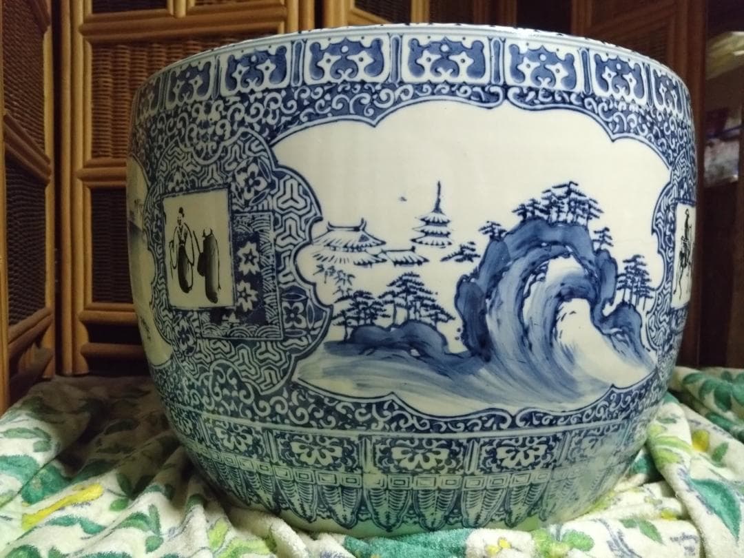 青白磁の風景画 火鉢