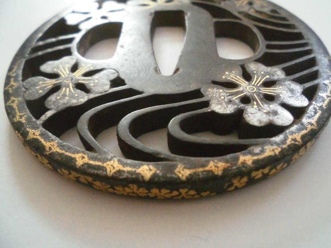 波模様 桜花象嵌装飾 鍔(つば)