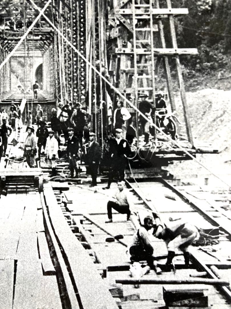 球磨川第一橋梁　鉄道橋の建設 モノクロ写真 ③