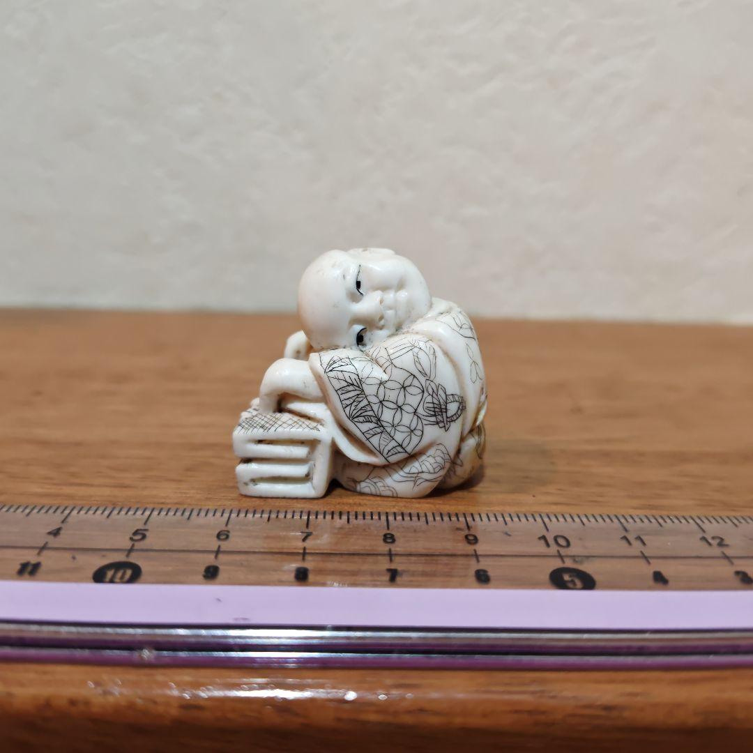 時代提物 人物根付 天然素材 【一休みする小僧】高さ約3.3cm 重さ約28ｇ