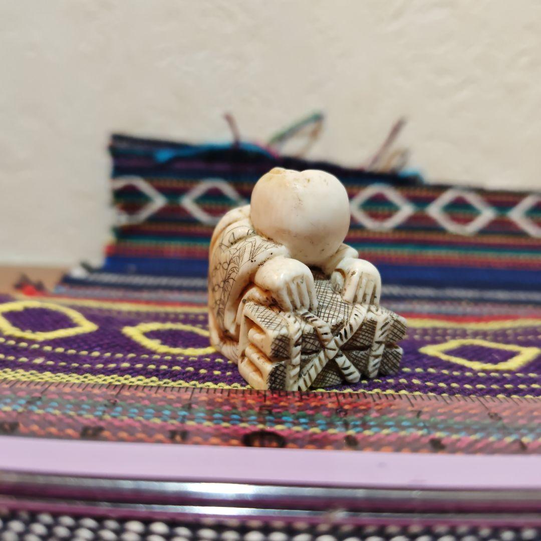 時代提物 人物根付 天然素材 【一休みする小僧】高さ約3.3cm 重さ約28ｇ