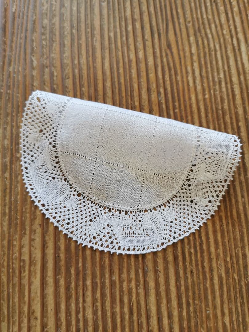 アンティークフランダースレース 花頭を垂れた薔薇 目抜き透かし格子刺繍 ドイリー