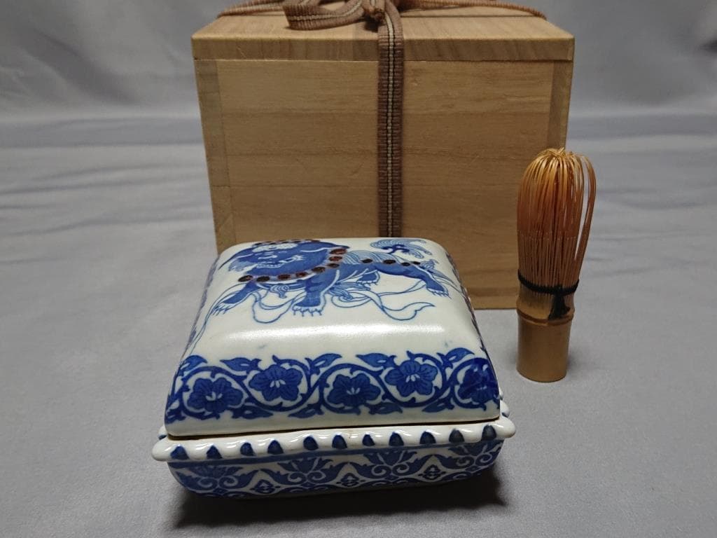 旧家蔵出し　清時代　「大清乾隆年製」在銘　青花獅子文盒子　見込み:唐子図