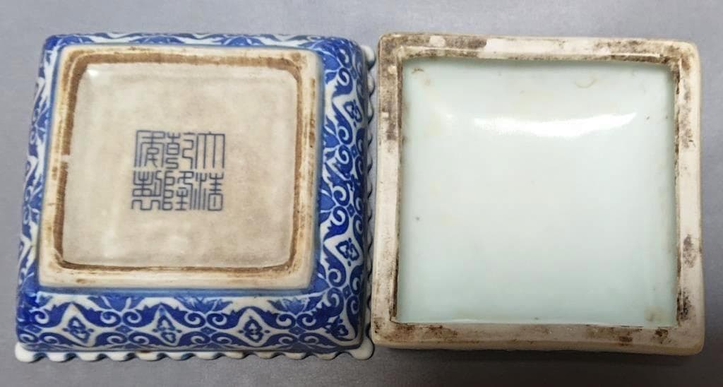 旧家蔵出し　清時代　「大清乾隆年製」在銘　青花獅子文盒子　見込み:唐子図