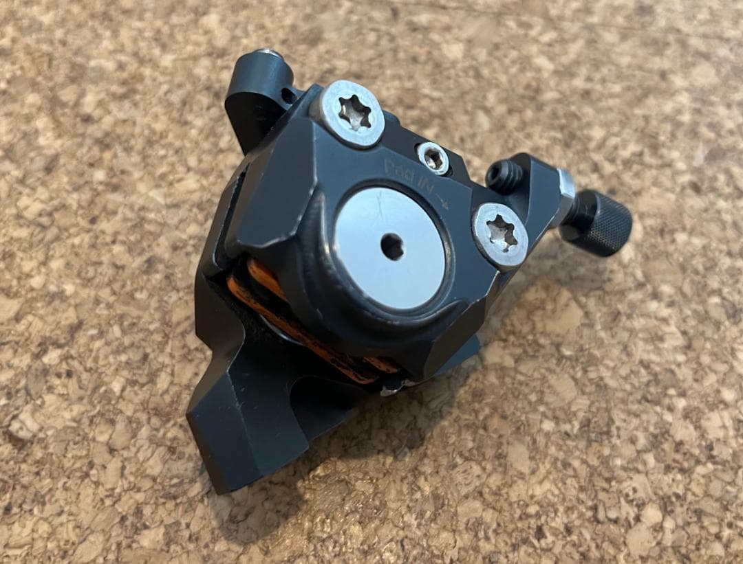 Equal ディスクブレーキキャリパー フラットマウント グレー