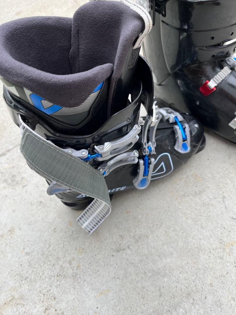 スキー板、ブーツ、ストックのセット