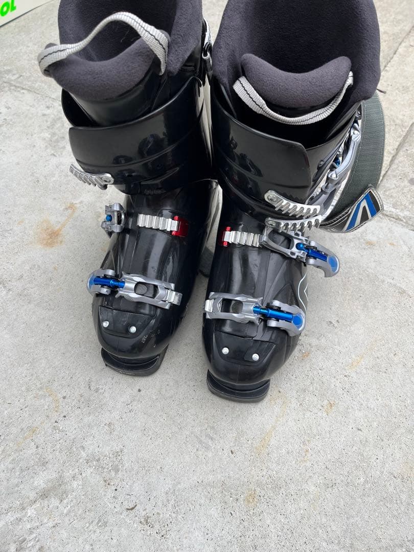 スキー板、ブーツ、ストックのセット