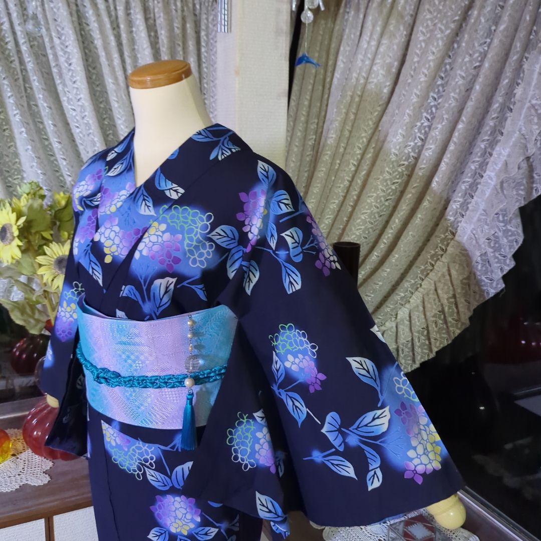 紺の地に、薄紫の紫陽花がほんのりと浮き立つ美しい注染めの浴衣です