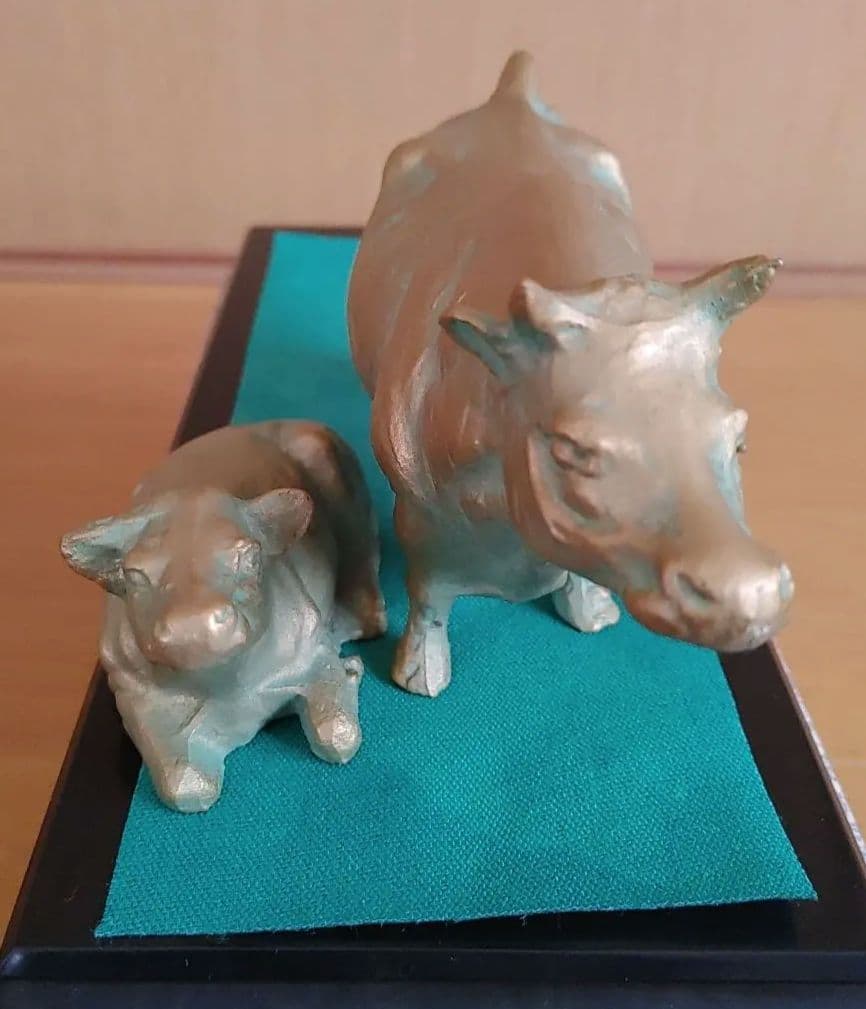 金色の牛と子牛の置物