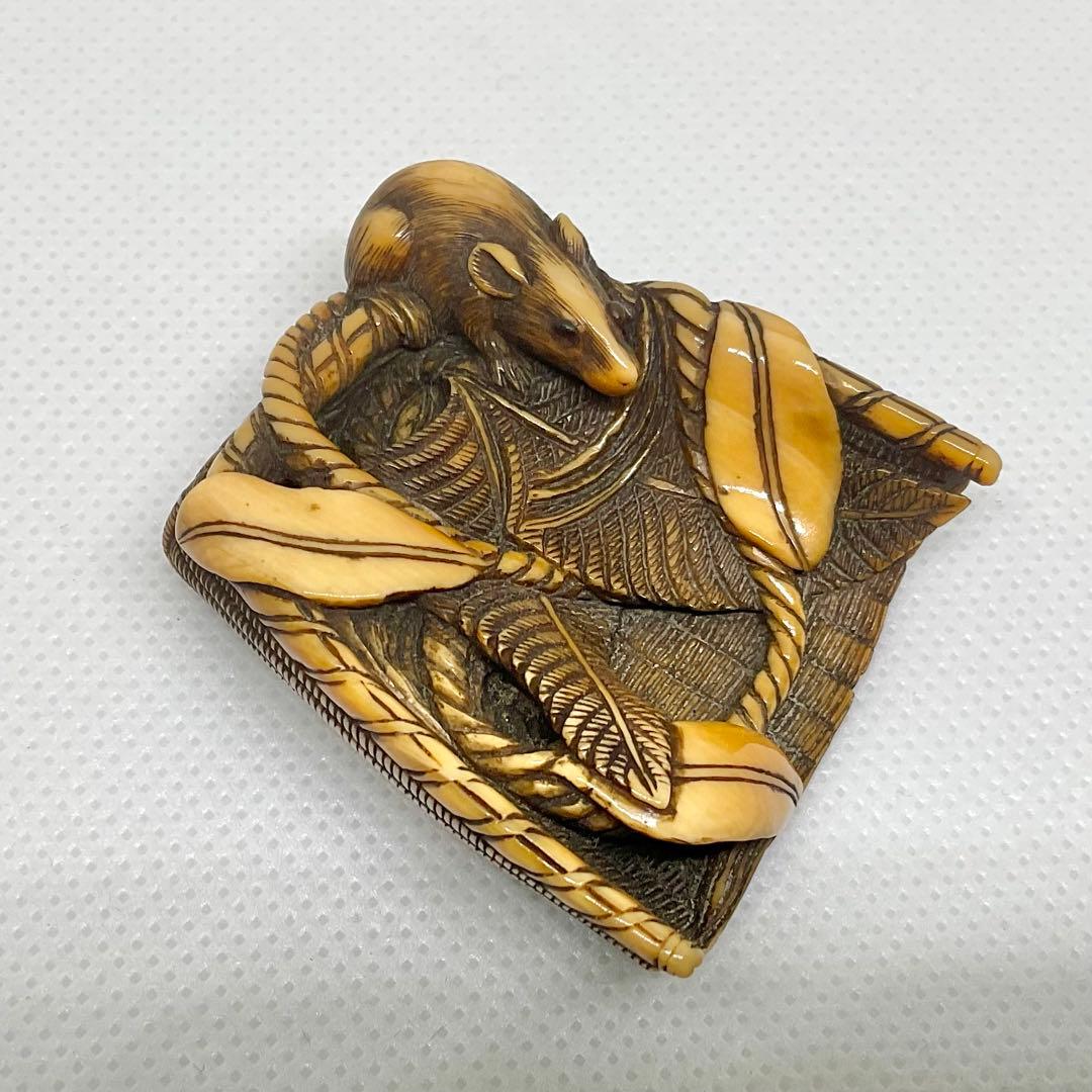 手箕に鼠根付　精密細工