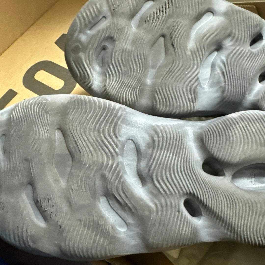 adidas EZY FORM RNR 美品です