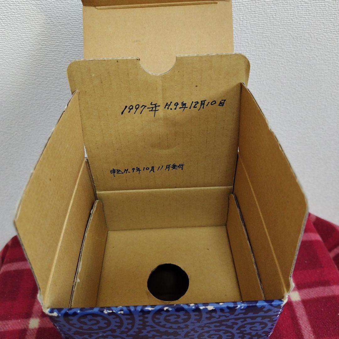 JP（空き瓶） ウイスキー白州１２年　有田焼染付蛸唐草寅文筒型瓶　箱付き