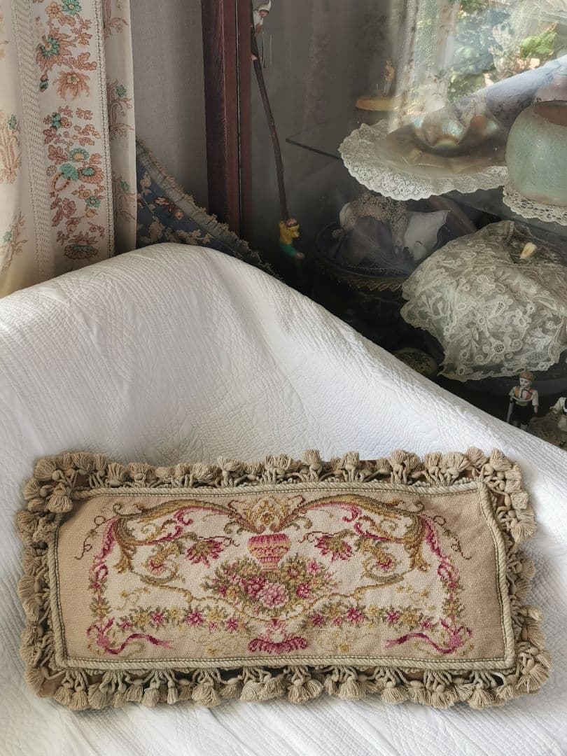 アンティーク プチポワン 薔薇のガーランドのニードルポイント クッションカバー