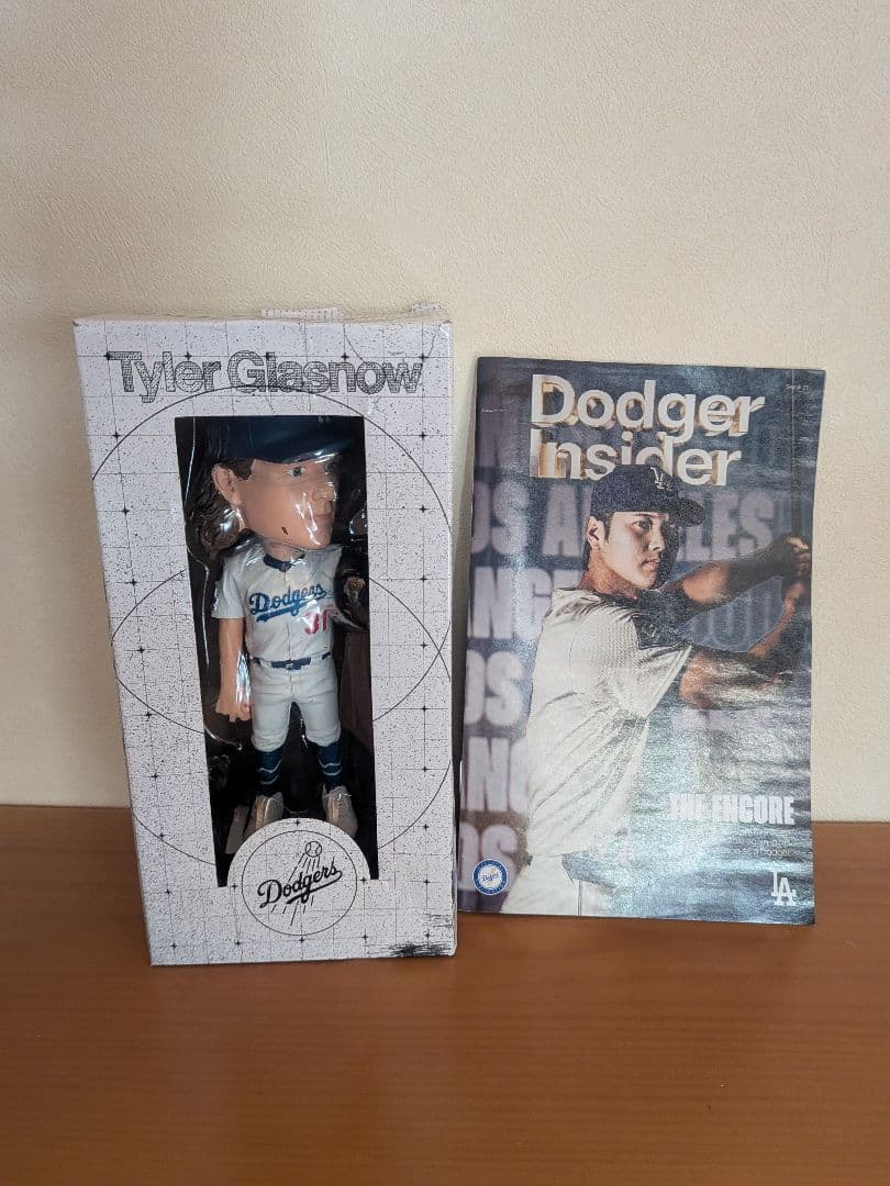 タイラーグラスノー　ボブルヘッド & Dodger Insider雑誌