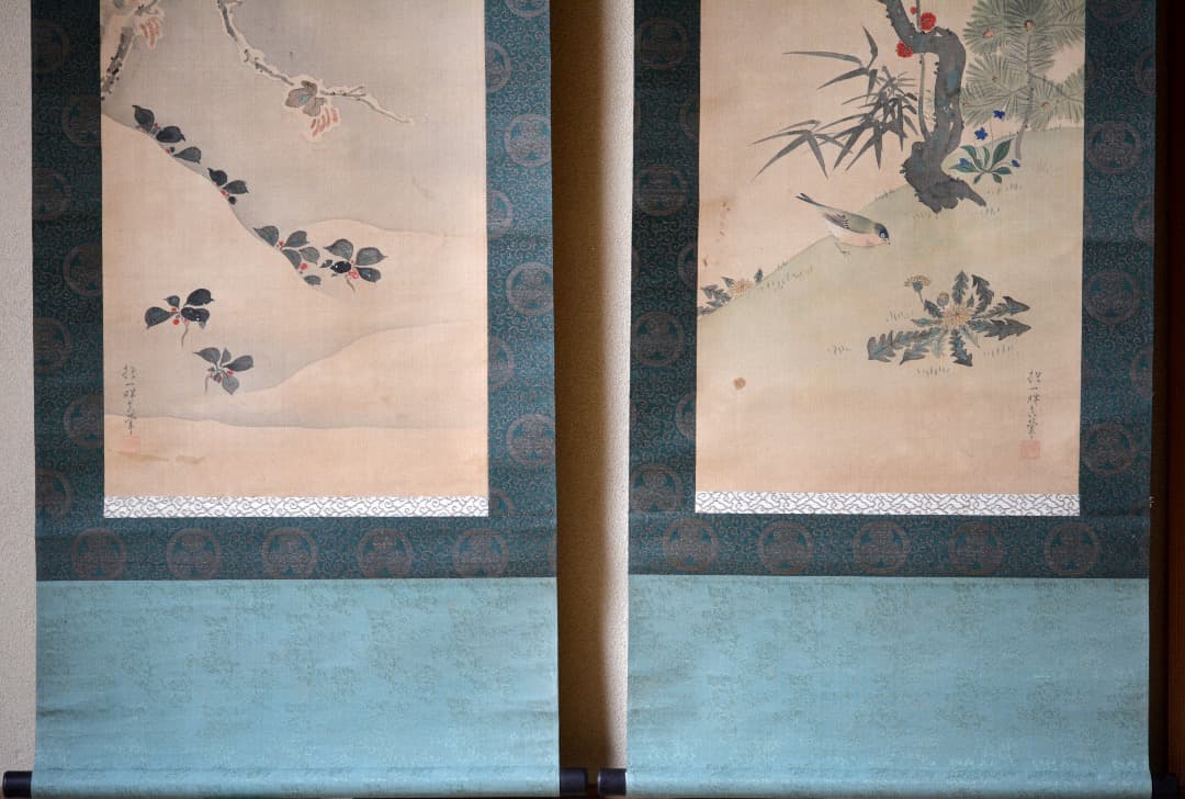 絹本双幅 酒井抱一 「紅梅小禽雪中雀図二幅対」三つ葉葵表装 共箱 掛軸 徳川家紋