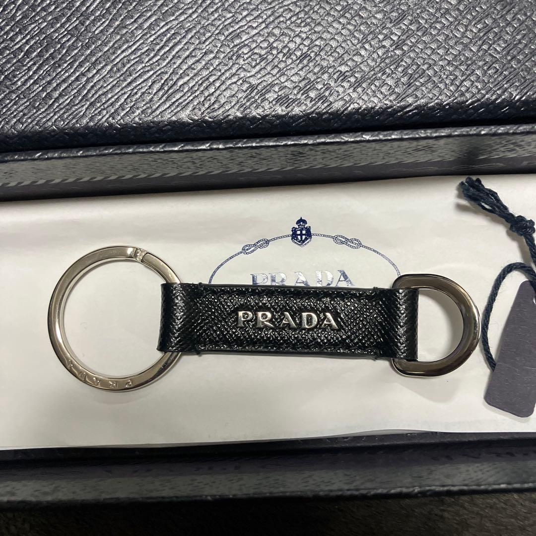 新品未使用　プラダ　キーホルダー　ストラップ　サフィアーノレザー　0708