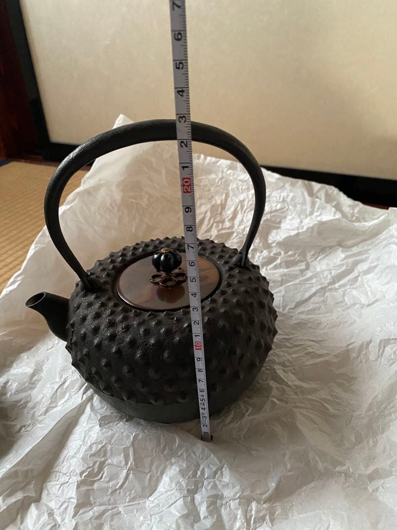 鉄瓶 鬼霰　鋳師　金森紹栄氏作　共箱入