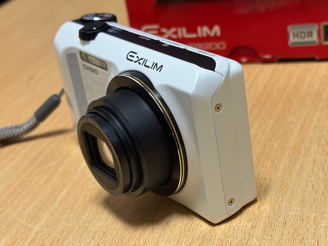 カシオ デジタルカメラ CASIO EXILIM EX-ZR200 ホワイト 箱