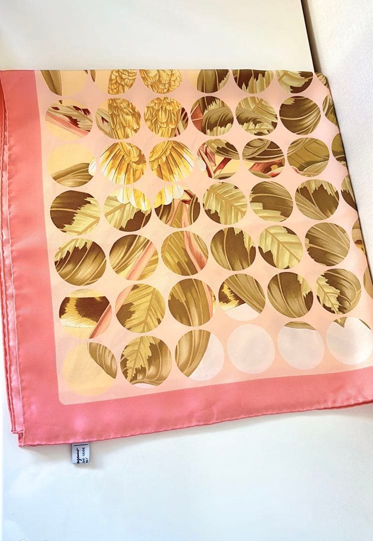 めめ サルヴァトーレフェラガモ シルク100% 大判 スカーフ