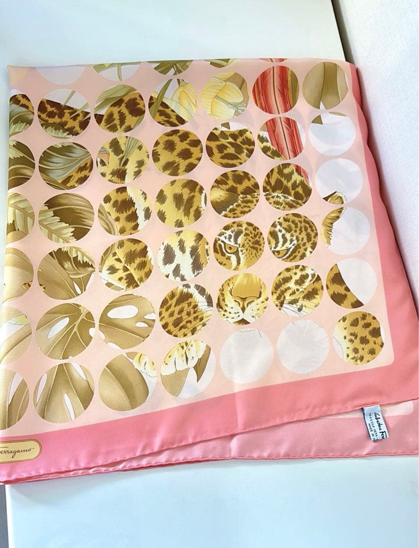 めめ サルヴァトーレフェラガモ シルク100% 大判 スカーフ