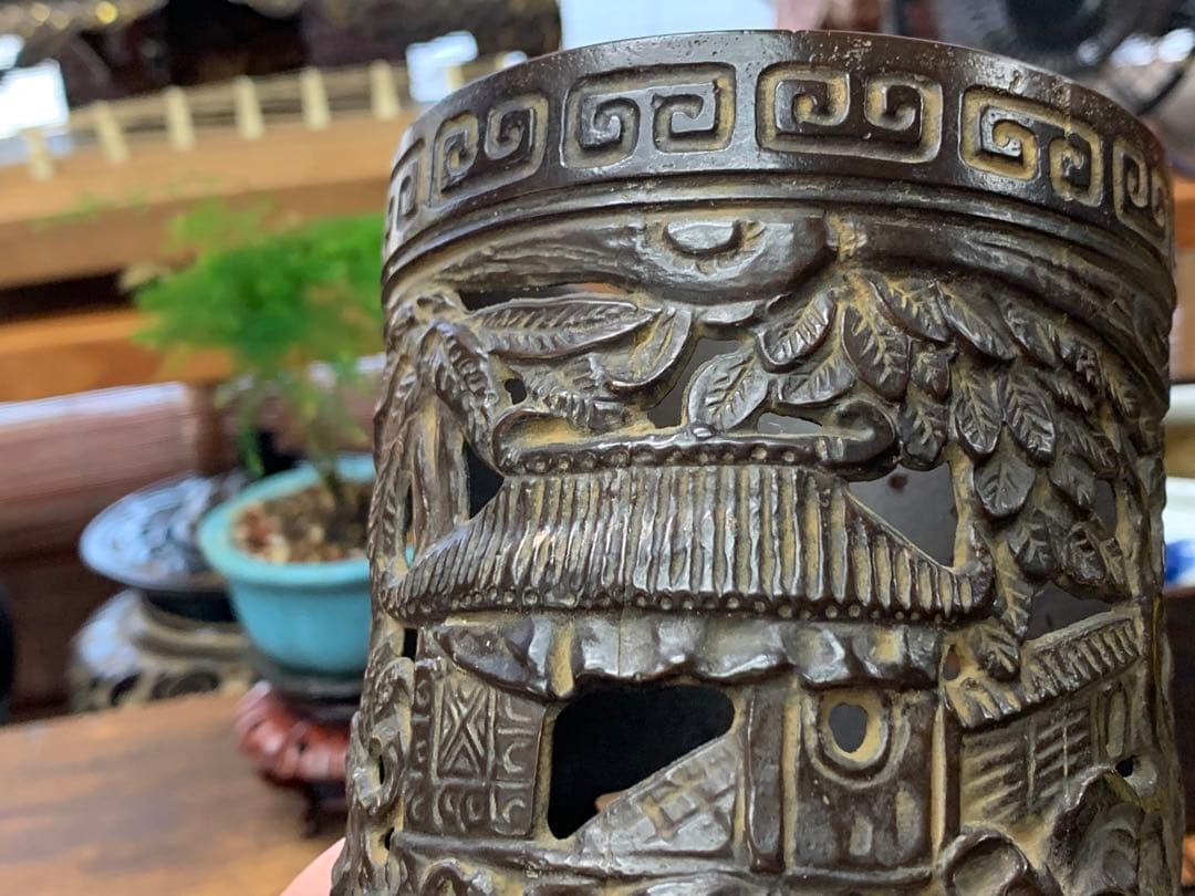 中国？ビンテージ　真鍮製　繊細な透かし彫り　仏閣仙人　筆立　一点物