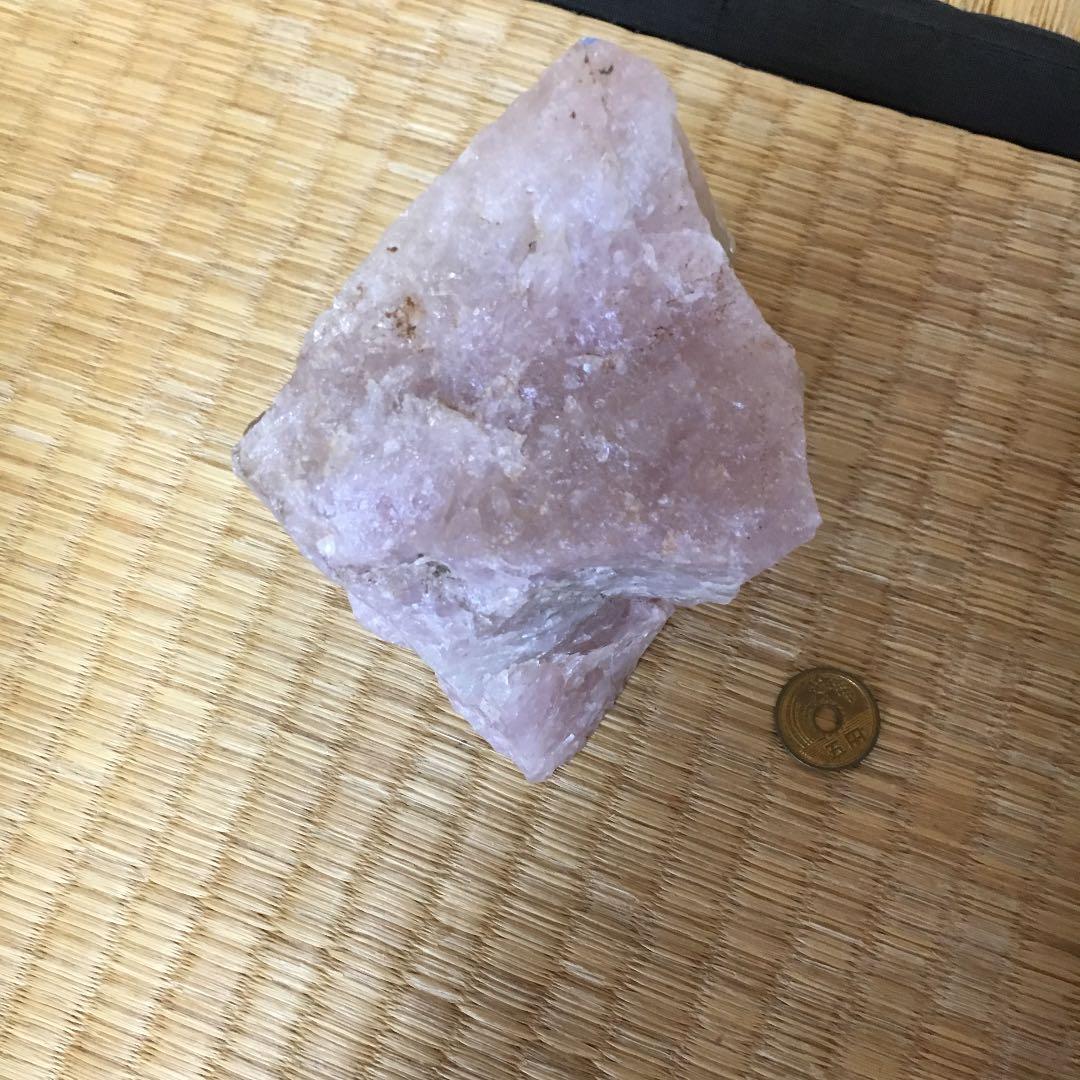 水晶の巨大原石(ピンク色)