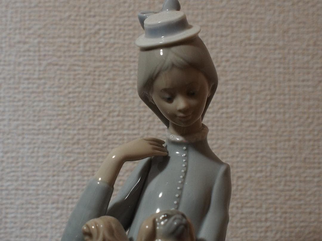 ★LLADRO社　リヤドロ　「仔犬を抱く女性」美品