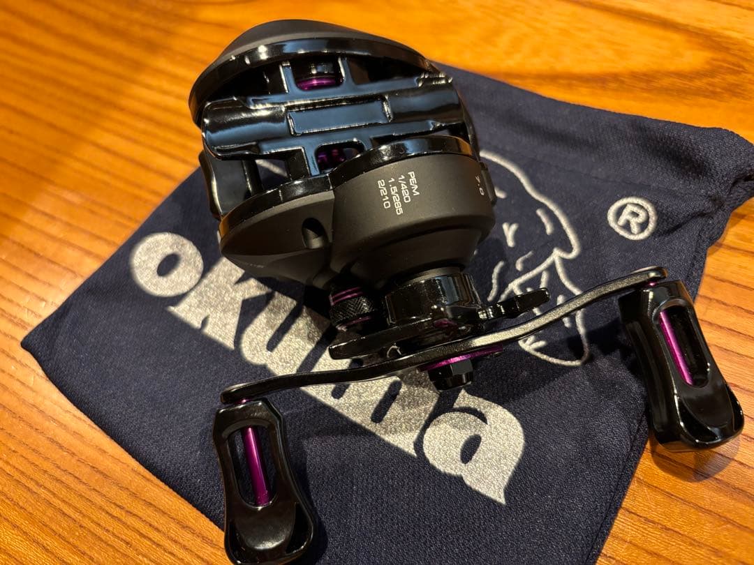 Okuma ベイトリール 黒紫 収納袋付き
