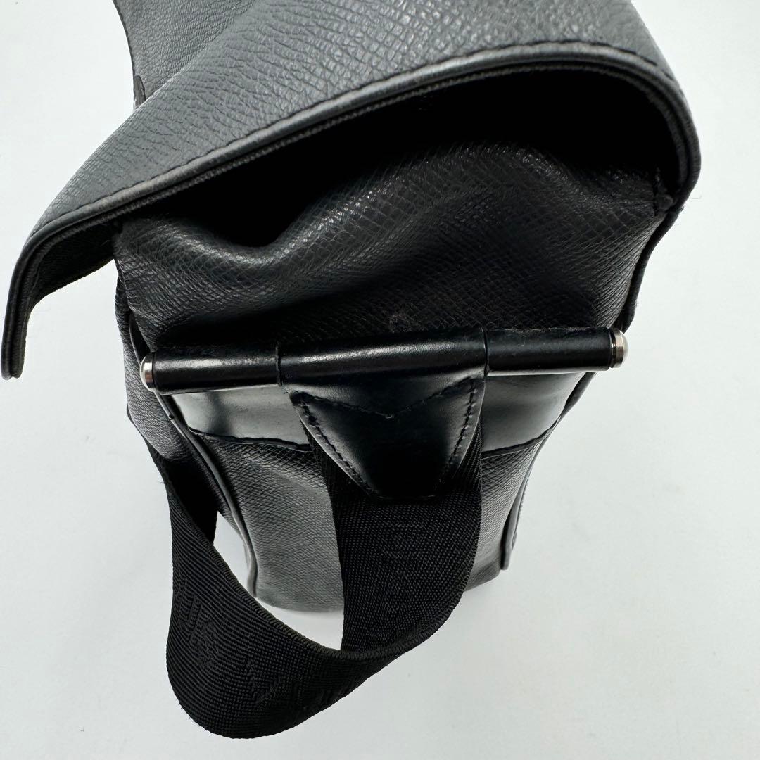 LOUIS VUITTON タイガ　メッセンジャーバッグ　ブラック　レザー