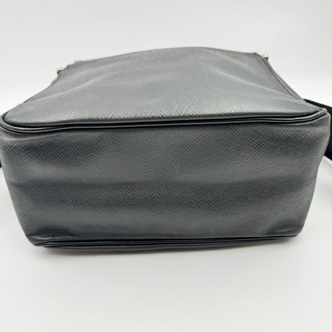 LOUIS VUITTON タイガ　メッセンジャーバッグ　ブラック　レザー