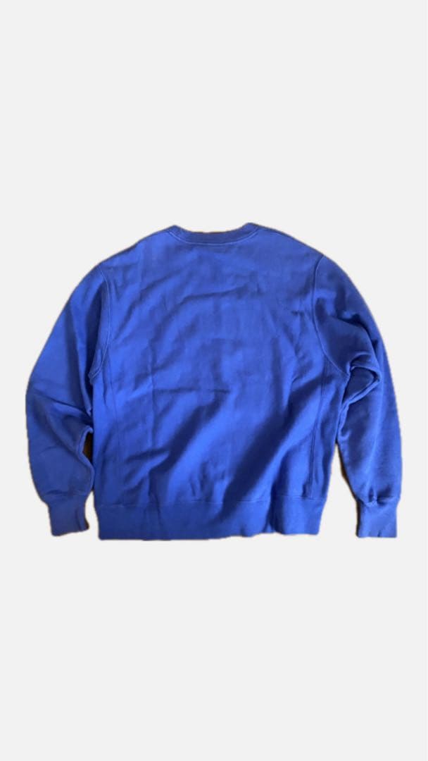 MoMAロゴ入り青クルーネックトレーナー