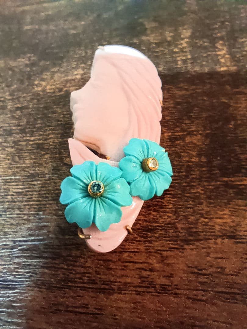 K18の女性横顔と花型ブルーストーン装飾ペンダント