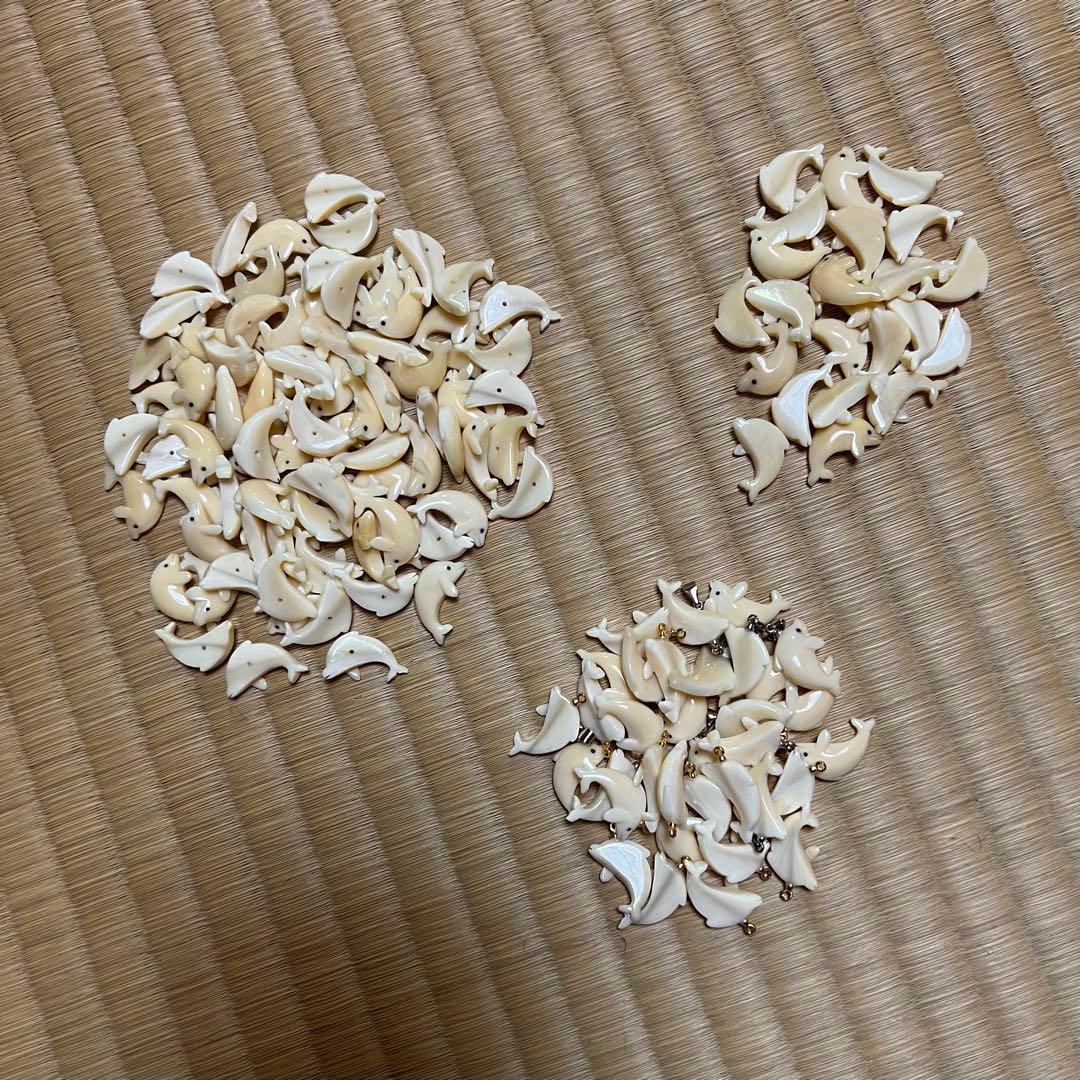 彫刻 イルカのパーツとペンダント計50点