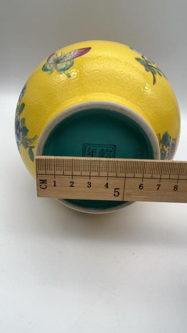 清乾隆時代 【乾隆年製】在銘 琺瑯彩黄地花蝶文葫芦瓶 景徳鎮(Y-2)