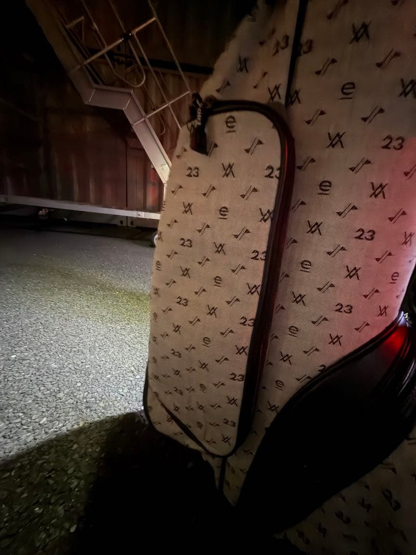 グレーと黒のパターンキャディバッグ