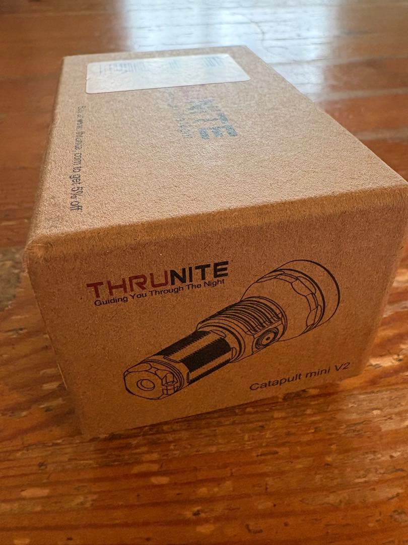 ThruNite Catapult Mini V2 充電式懐中電灯　LEDライト