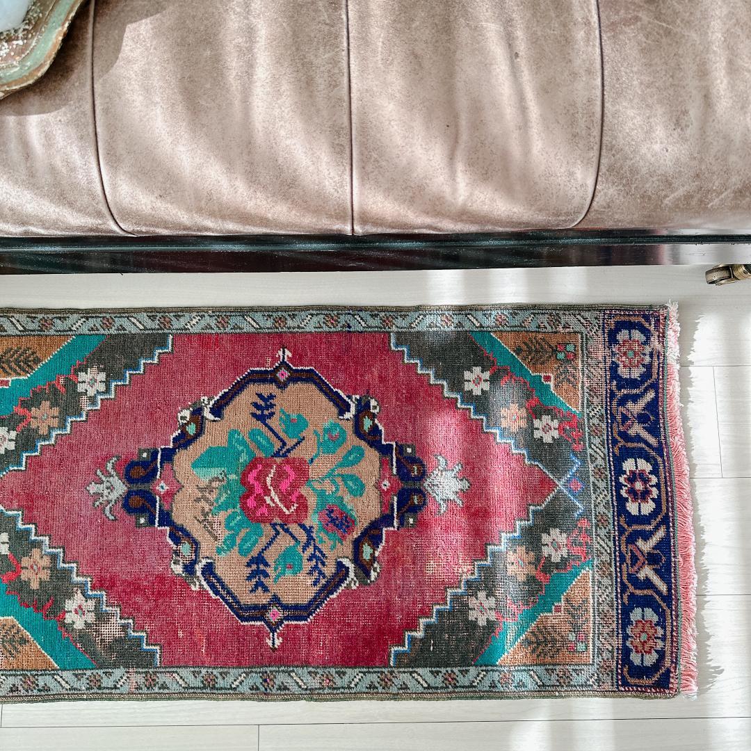 トルコヴィンテージラグ A84 人気柄 レア レッド グリーン ピンク ネイビー